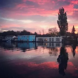 https://amster-houseboat-bed-without-breakfast.amsterdamhotelsnl.com